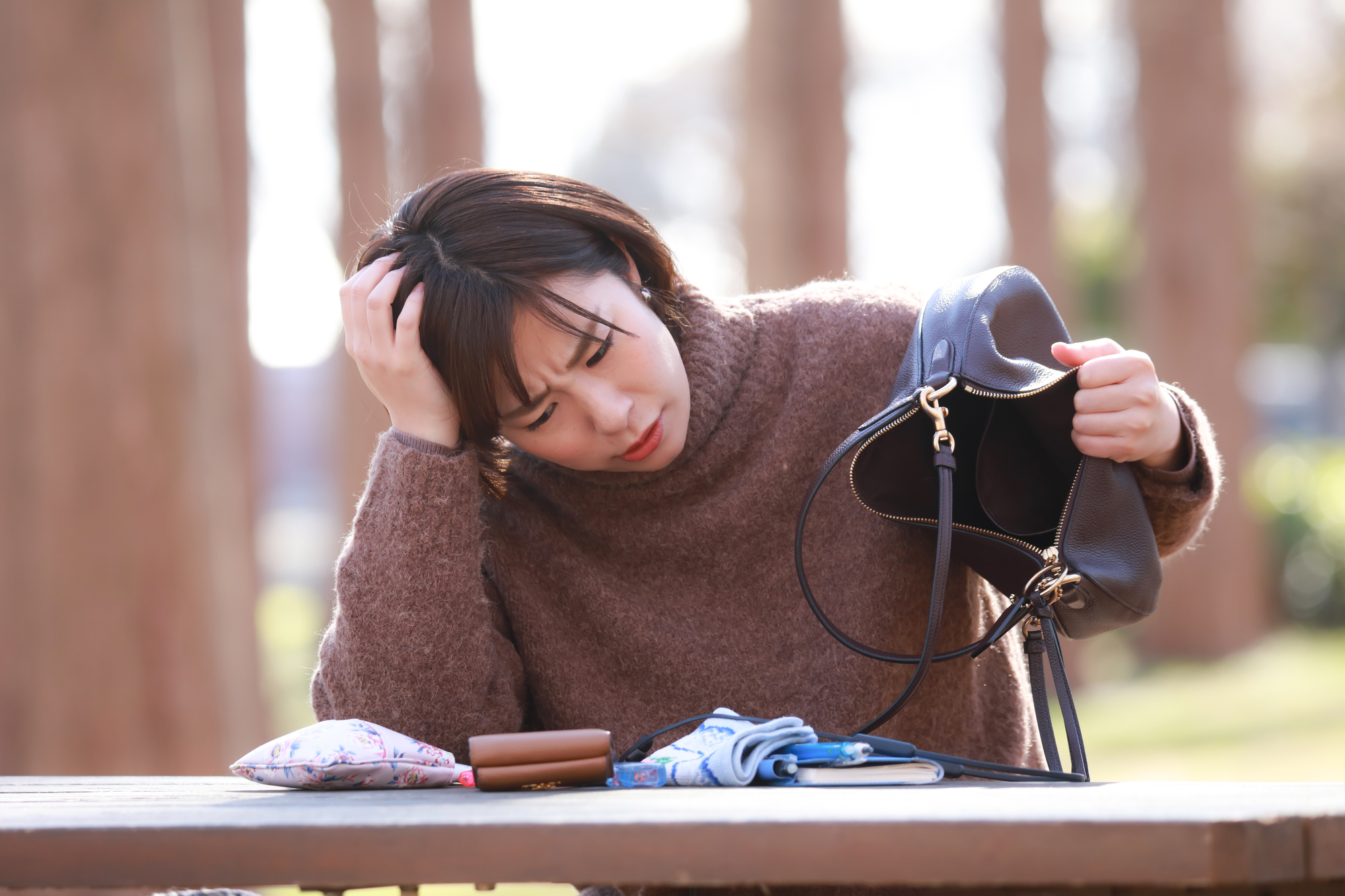 海外旅行で「持ってくればよかった」と忘れ物に後悔している持ち物準備不足の日本人