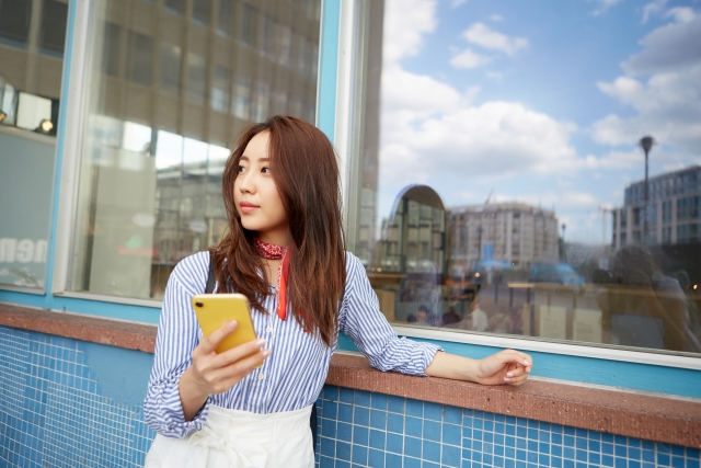 ドイツでスマホを見る女性