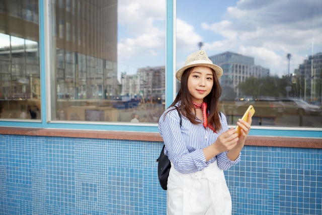 インドネシアでスマホを見る女性