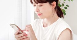 ymobile海外サービスに申し込む女性