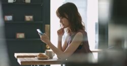 イモトのWiFiの口コミをチェックする女性