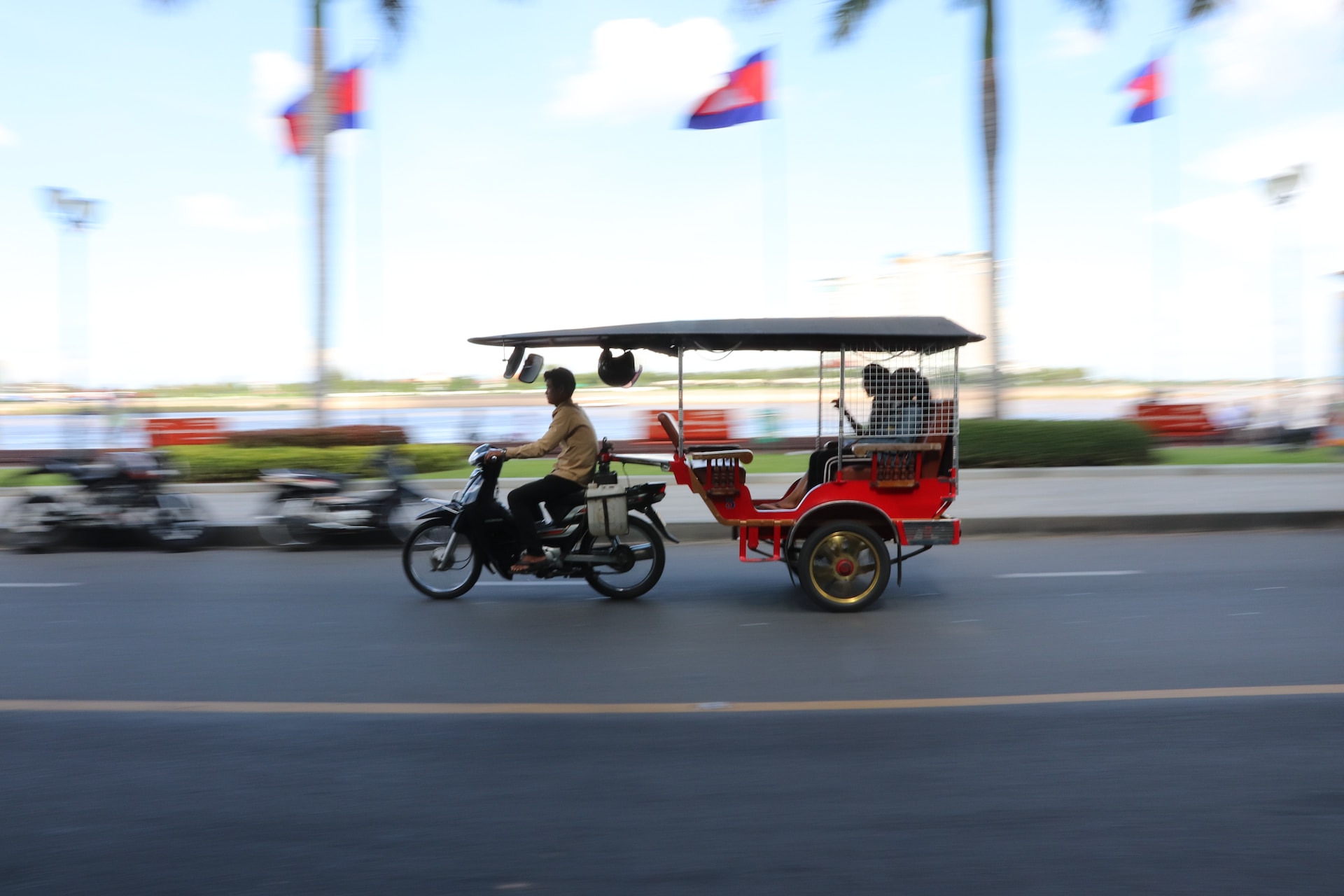 タイ名物「トゥクトゥク」の乗り方は？【料金相場とぼったくり対策も！】