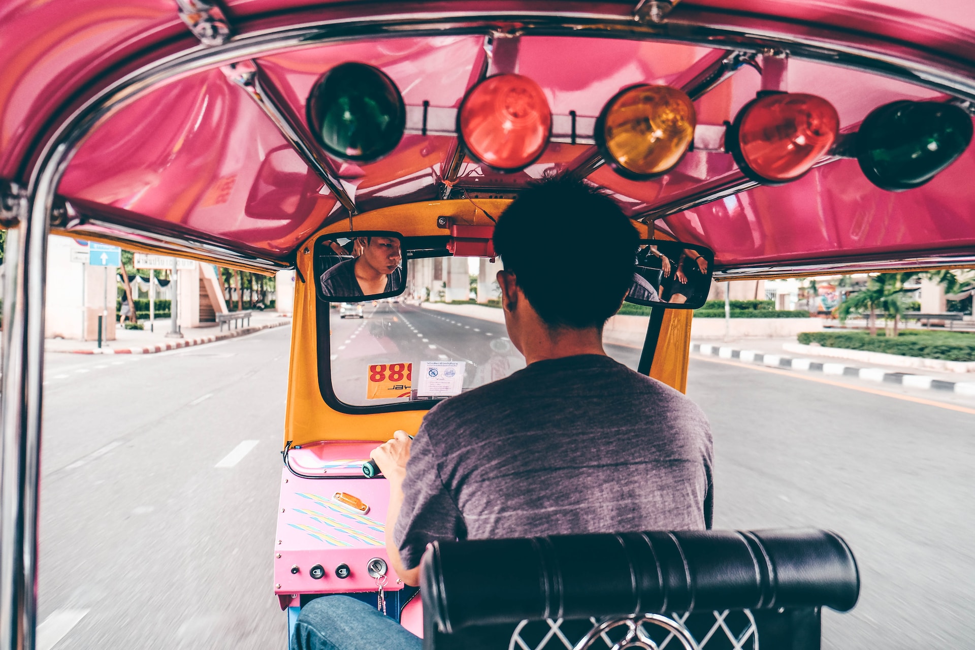 タイのトゥクトゥクの運転手