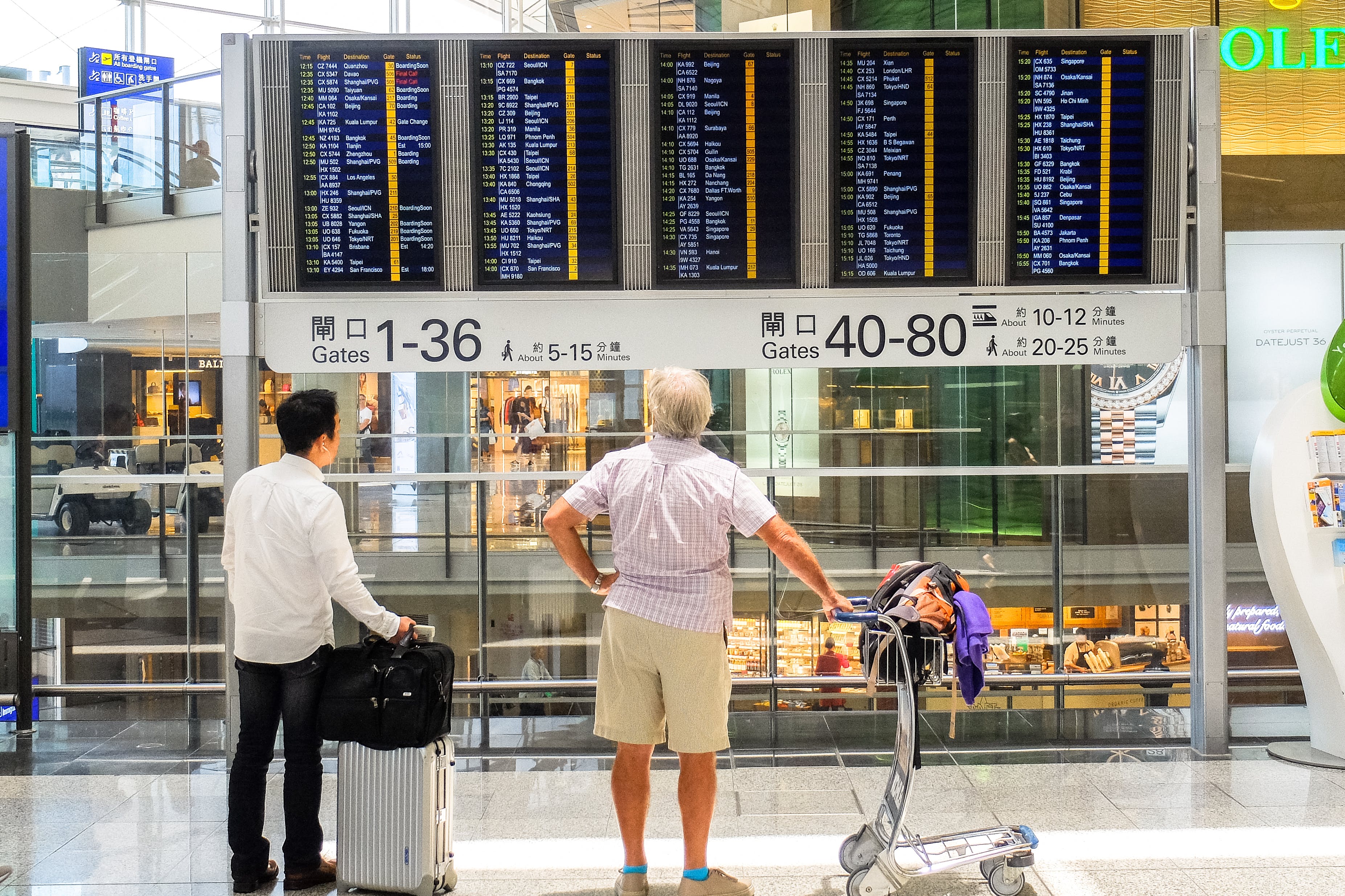 韓国留学に向けて空港にいる男性