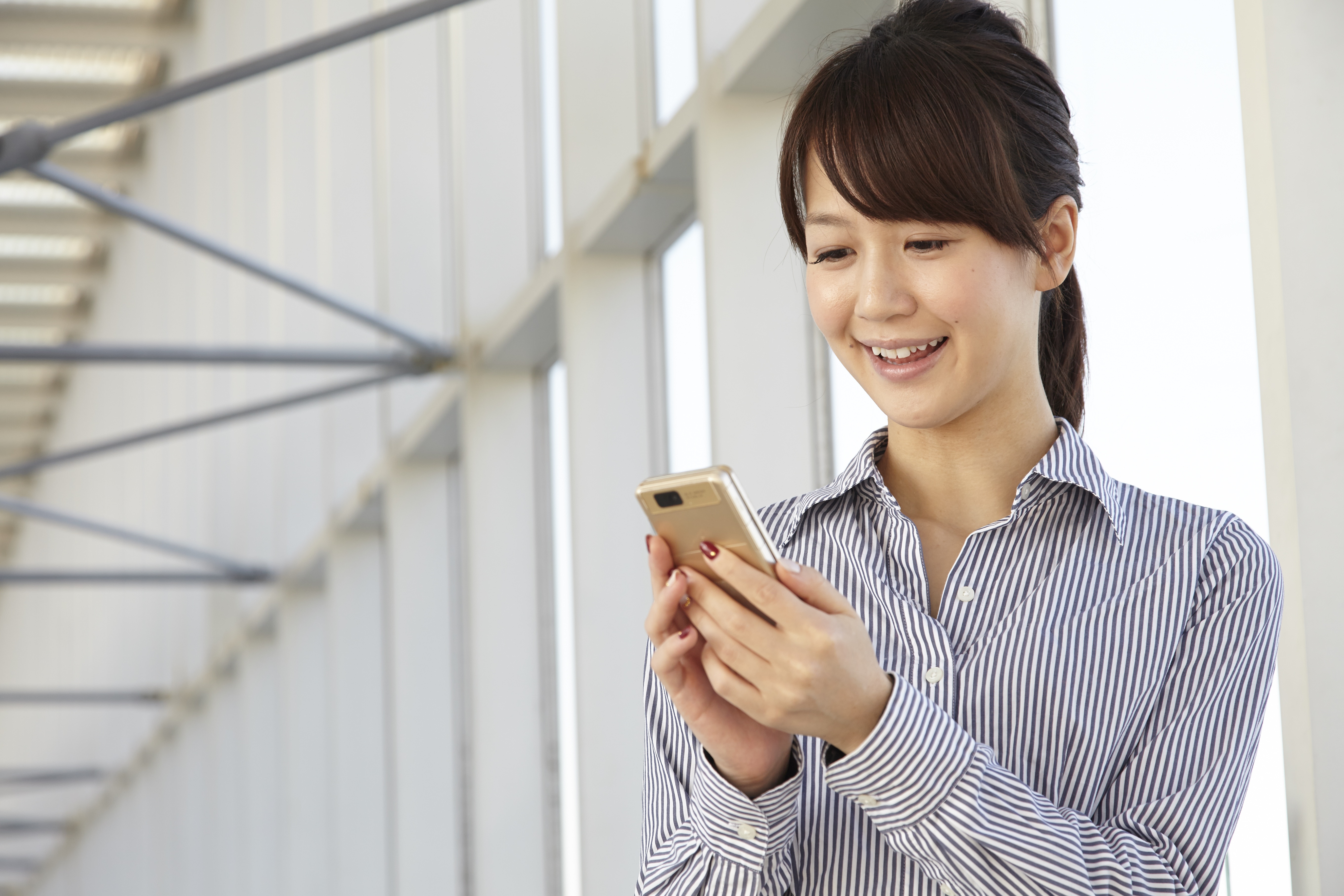 羽田空港でWi-Fiを受け取り海外でスマホを使う女性