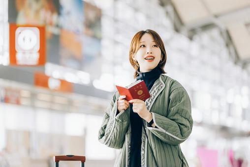 成田空港のポストにポケットWi-Fiを返却して帰宅中の女性