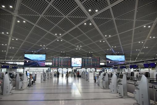 成田空港でポストを探す人が撮影した画像