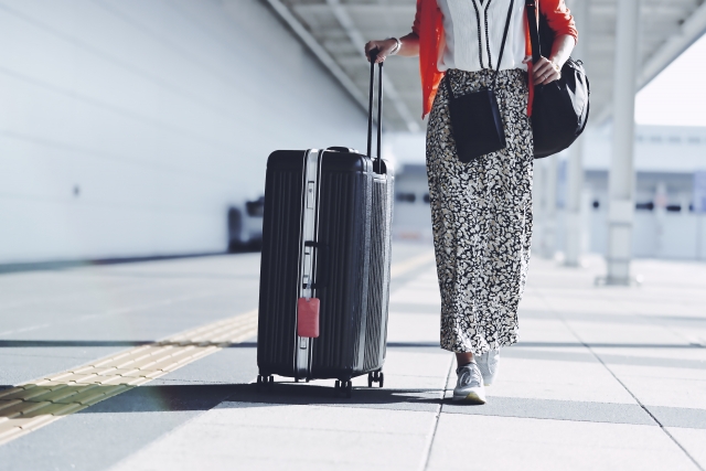 成田空港で受け取れるイモトのwifiを探す女性