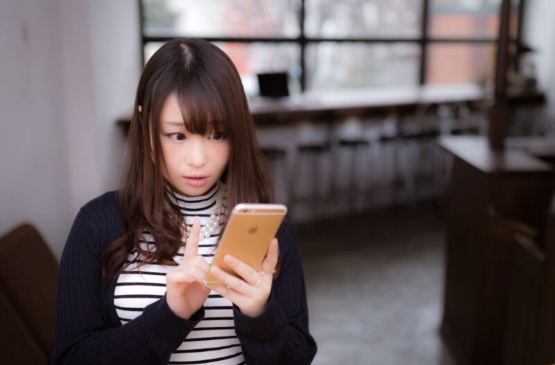 WiFiBOXを使ってスマホを操作する女性