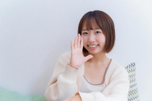 ハワイのおすすめレンタカーを解説する女性