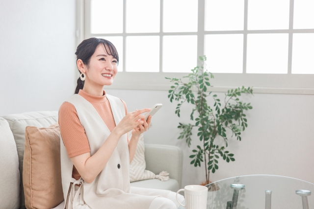 台北のwifi事情を調べる女性