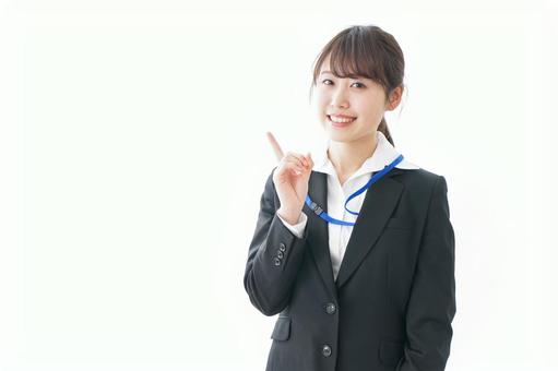 羽田空港でも受け取れるイモトのWiFiについて解説する女性