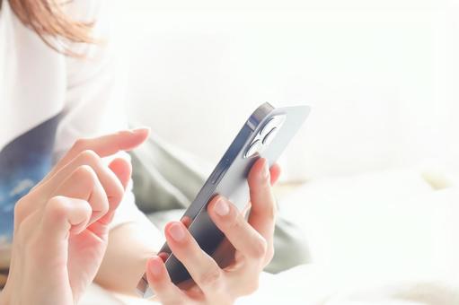 BIGLOBEモバイルのスマホで海外から通話する女性