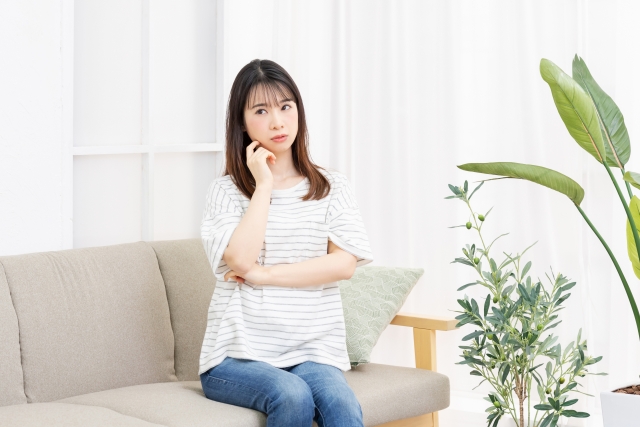 関空のコンビニで調達できるアイテムを探す女性