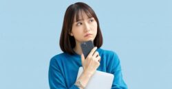 IIJmioが海外で使えるのか考える女性