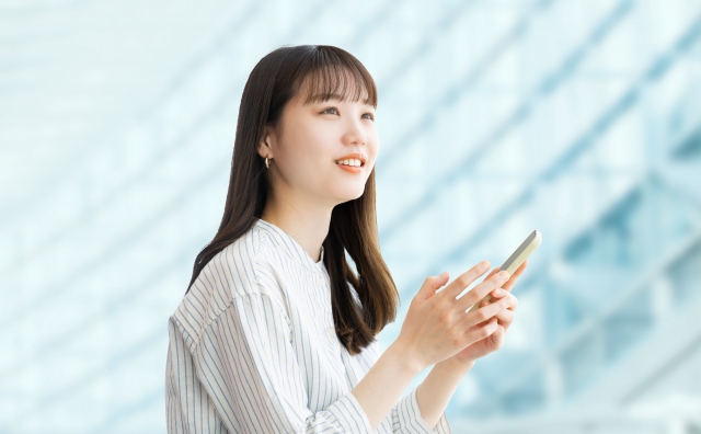 アジア周遊で便利なwifiレンタルを利用する女性