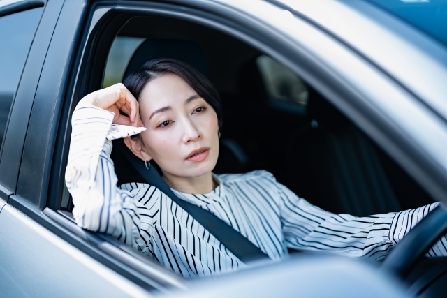 台湾で借りたレンタカーを運転する女性