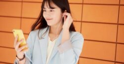 スマホでYouTubeをする女性