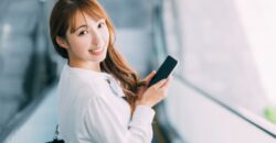 海外でスマホを持ち歩く女性