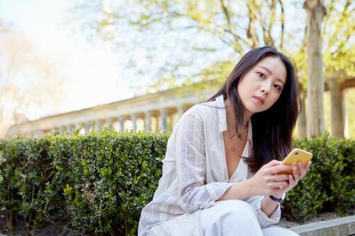 海外旅行のトラブルをスマホで解決する女性