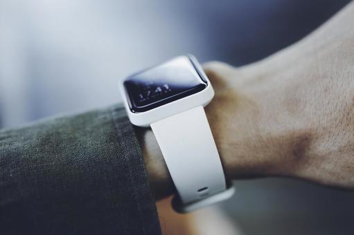 海外でデータローミング以外の設定でApple Watchを使う男性