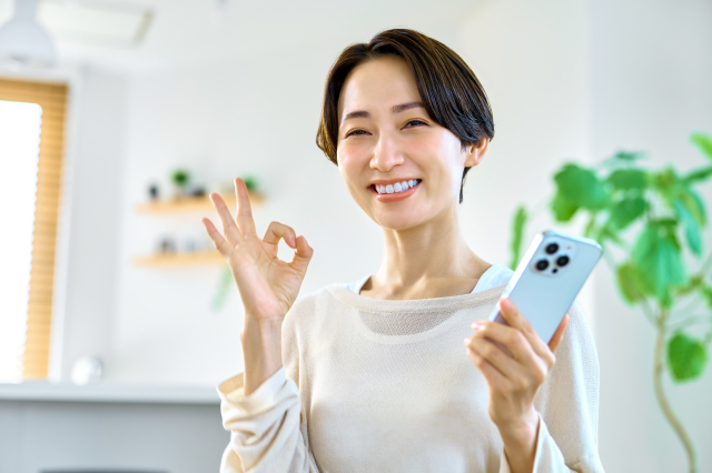 イモトのWiFiの便利なサービスに満足する女性