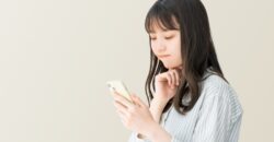 中国旅行でスマホをどうするか悩む女性